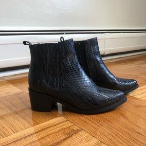 Blondo elvina waterproof bootie, Black snake print